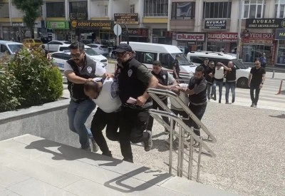 Gen&ccedil; adamı bı&ccedil;aklayarak &ouml;ld&uuml;r&uuml;p g&ouml;md&uuml;ler