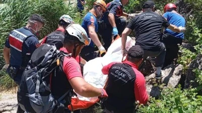 Gen&ccedil; adamın cesedi kayalıklarda bulundu