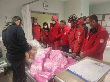 Gen&ccedil; anne 7 aylık bebeğini 4 g&uuml;n enkaz altında emzirdi, 5&rsquo;inci g&uuml;n t&uuml;k&uuml;r&uuml;kle, o da kalmayınca kolunu kesip kendi kanıyla besledi
