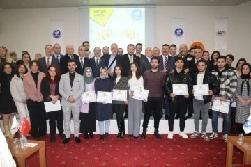 Gen&ccedil; gazeteciler sertifikalarını aldı
