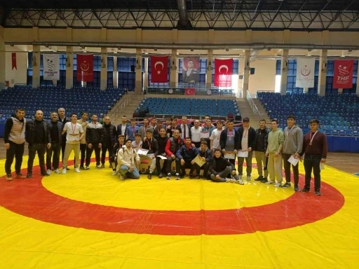 Gen&ccedil; g&uuml;reş&ccedil;iler mindere şampiyonluk i&ccedil;in m&uuml;cadele etti
