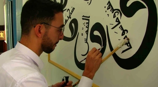 Gen&ccedil; imam nakkaşlıkla cami duvarlarını s&uuml;sl&uuml;yor