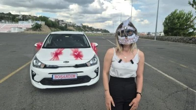 Gen&ccedil; kadın boşanmasını coşkuyla kutladı! 