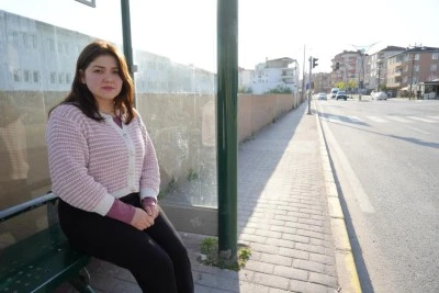 Gen&ccedil; kadın otob&uuml;s durağında iğren&ccedil; olaya maruz kaldı