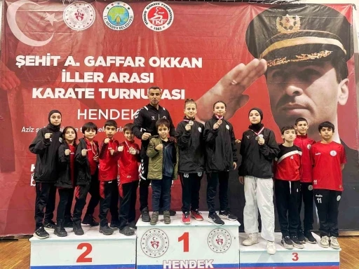 Gen&ccedil; karateciler k&uuml;rs&uuml;ye &ccedil;ıktı
