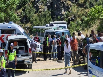 Gen&ccedil; kız ve gen&ccedil; adam park halindeki ara&ccedil;ta &ouml;l&uuml; bulundular