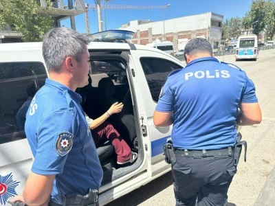 Gen&ccedil; kızı darp eden kız arkadaşı aranıyor