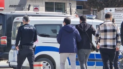Gen&ccedil; kızın fotoğrafını izinsiz &ccedil;ektiği iddia edilen şahsa meydan dayağı