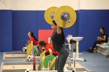 Gen&ccedil; milli haltercilerin tek hedefi 2028 Olimpiyatları
