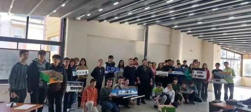 Gen&ccedil; mucitler, projelerini sergiledi
