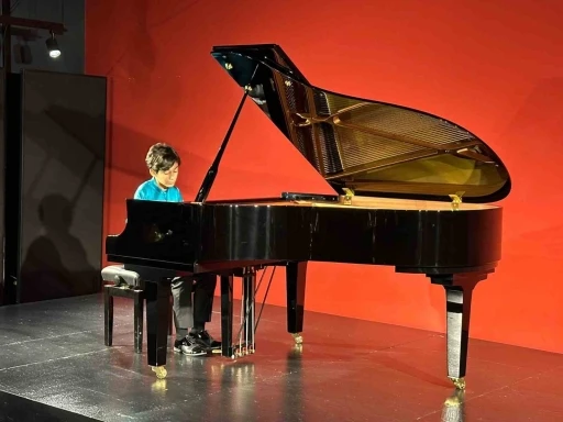 Gen&ccedil; piyanist Ali Keskin yeteneğiyle alkışları topladı
