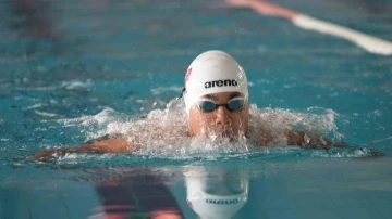 Gen&ccedil; sporcular, şehitler anısına y&uuml;zd&uuml;
