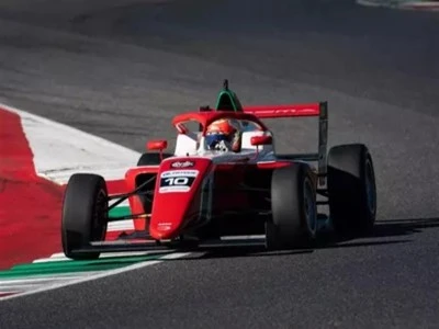 Gen&ccedil; T&uuml;rk pilot Alp Aksoy, Formula Trophy sezonunun a&ccedil;ılış yarışını kazandı