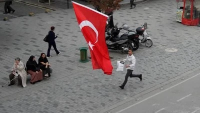 Genci, yaşlısı T&uuml;rk bayrağını yer d&uuml;ş&uuml;rmemek i&ccedil;in seferber oldu: İşte o g&ouml;r&uuml;nt&uuml;ler