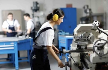 Gen&ccedil;ler 11 ayda iş hayatına hazırlanıyor