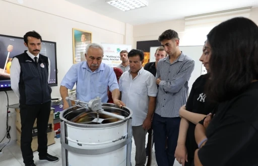 Gen&ccedil;ler arıcılıkla istihdama katılıyor
