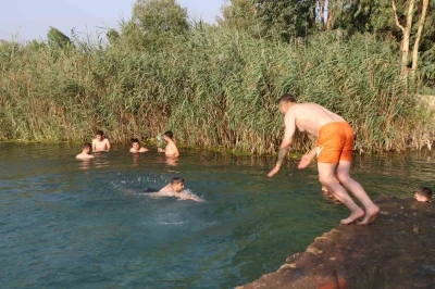 Gen&ccedil;ler bunaltan sıcakta g&ouml;lette serinledi