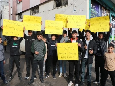 Gen&ccedil;ler evlenemedikleri i&ccedil;in eylem yaptı