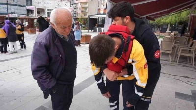 Gen&ccedil;ler hayat kurtarmayı &ouml;ğretti, vatandaşlar uygulamalı ilk yardım dersi aldı
