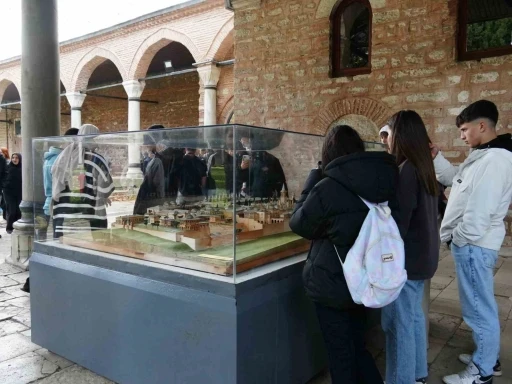 Gen&ccedil;ler İstanbul&rsquo;un tarihi mekanlarını gezdi
