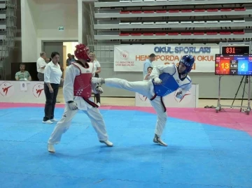 Gen&ccedil;ler Taekwondo T&uuml;rkiye Şampiyonası s&uuml;r&uuml;yor
