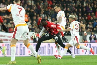 Gen&ccedil;lerbirliği: 1 - Galatasaray: 2