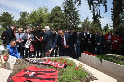 Gen&ccedil;lerbirliği camiası, İlhan Cavcav&rsquo;ın mezarını ziyaret etti
