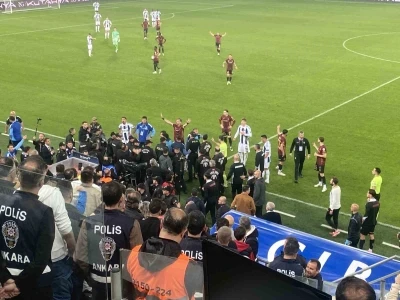Gen&ccedil;lerbirliği - Kasımpaşa ma&ccedil;ında kul&uuml;bede gerginlik