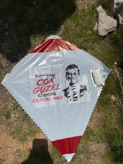 Gen&ccedil;lik Ş&ouml;leni&rsquo;nde Ekrem İmamoğlu&rsquo;nun yer aldığı u&ccedil;urtmalar dağıtıldı