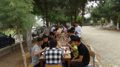 Gerc&uuml;ş Kaymakamı &ouml;ğrencilerle kahvaltıda bir araya geldi
