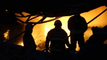 Geri d&ouml;n&uuml;ş&uuml;m tesisinde &ccedil;ıkan yangın kontrol altına alındı
