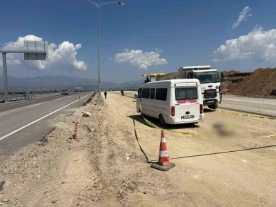 Geri manevra yapan minib&uuml;s&uuml;n altında kalarak can verdi
