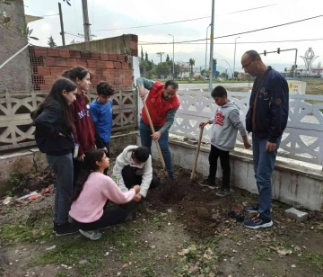 Germencik&rsquo;te g&ouml;n&uuml;ll&uuml;ler cami bah&ccedil;esine fidan dikti
