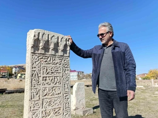 Gevaş Sel&ccedil;uklu Mezarlığı&rsquo;nda 45 yeni mezar g&uuml;n y&uuml;z&uuml;ne &ccedil;ıkarıldı
