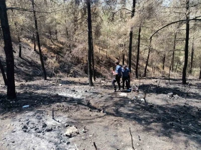 Geyve&rsquo;de 5 g&uuml;n g&uuml;n sonra yeniden alevlenen yangının b&uuml;y&uuml;mesini polisler &ouml;nledi