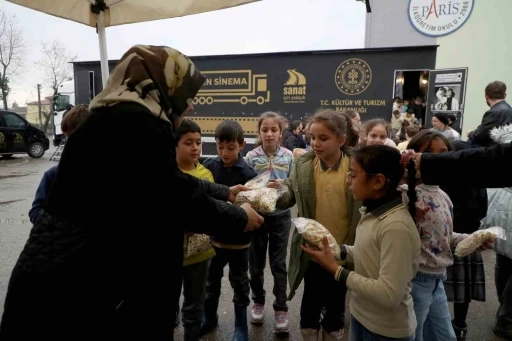 &lsquo;Gezen Tır&rsquo; projesi ile &ccedil;ocuklar sinema ile buluşuyor
