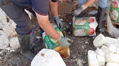 Gıda ter&ouml;ristleri tonlarca bozuk peyniri vatandaşa yedirecekti
