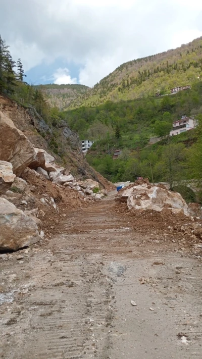 Giresun&rsquo;da heyelan nedeniyle kapanan yol kontroll&uuml; olarak ulaşıma a&ccedil;ıldı
