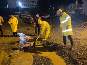 Giresun&rsquo;da sağanak yağış sonrası ev ve işyerlerini su bastı
