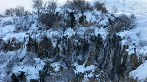 Girlevik Şelalesi dondu, g&ouml;renler hayran kaldı