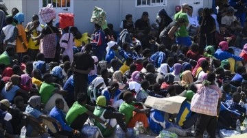 G&ouml;&ccedil; akınına uğrayan Lampedusa Adası'ndaki d&uuml;zensiz g&ouml;&ccedil;menler tahliye ediliyor
