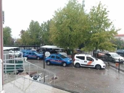 G&ouml;&ccedil;men ka&ccedil;ak&ccedil;ılığı operasyonunda 10 tutuklama