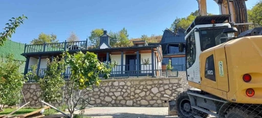 G&ouml;k&ccedil;e&ouml;ren&rsquo;de ka&ccedil;ak bir villa daha yıkıldı
