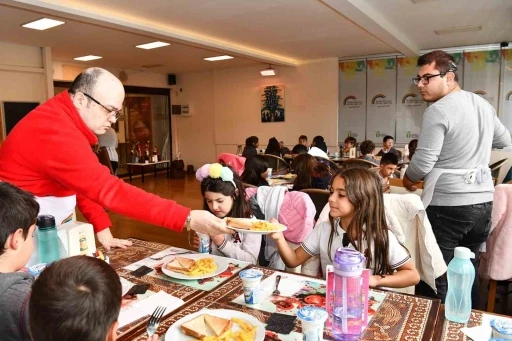 G&ouml;kkuşağı Kafe minik ziyaret&ccedil;ilerini ağırladı
