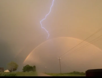 G&ouml;kkuşağına yıldırım &ccedil;arptı, o anlar kayıt altına alındı
