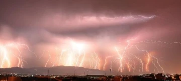 Bursa'da g&ouml;ky&uuml;z&uuml; fotoğraf&ccedil;ısı 16 dakikada 85 şimşek fotoğrafladı