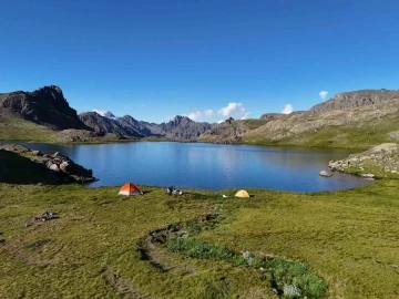 G&ouml;ky&uuml;z&uuml;n&uuml;n komşusu; Yedig&ouml;ller
