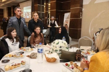 G&ouml;lbaşı Belediye Başkanı Şimşek kadın esnafla bir araya geldi
