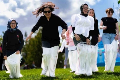 G&ouml;lbaşı&rsquo;nda anneler g&uuml;n&uuml; kutlamaları renkli g&ouml;r&uuml;nt&uuml;lere sahne oldu
