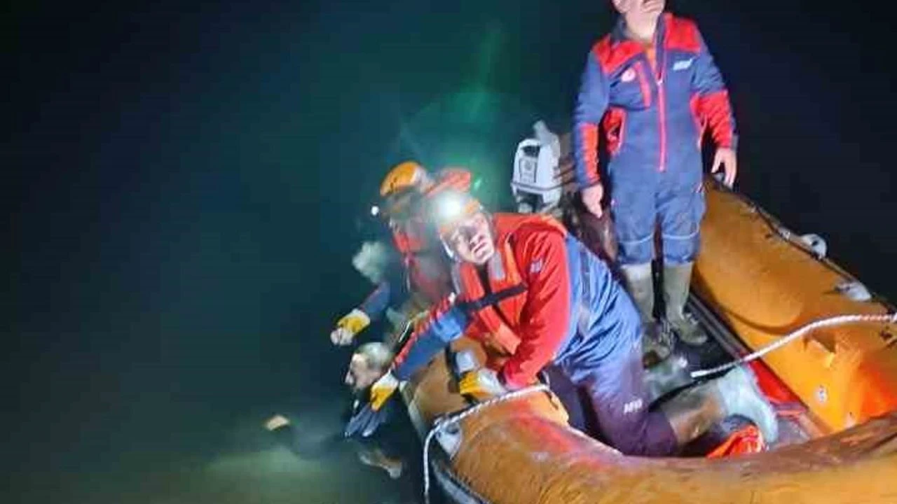 G&ouml;lete d&uuml;şen arkadaşını kurtarmak isterken can verdi